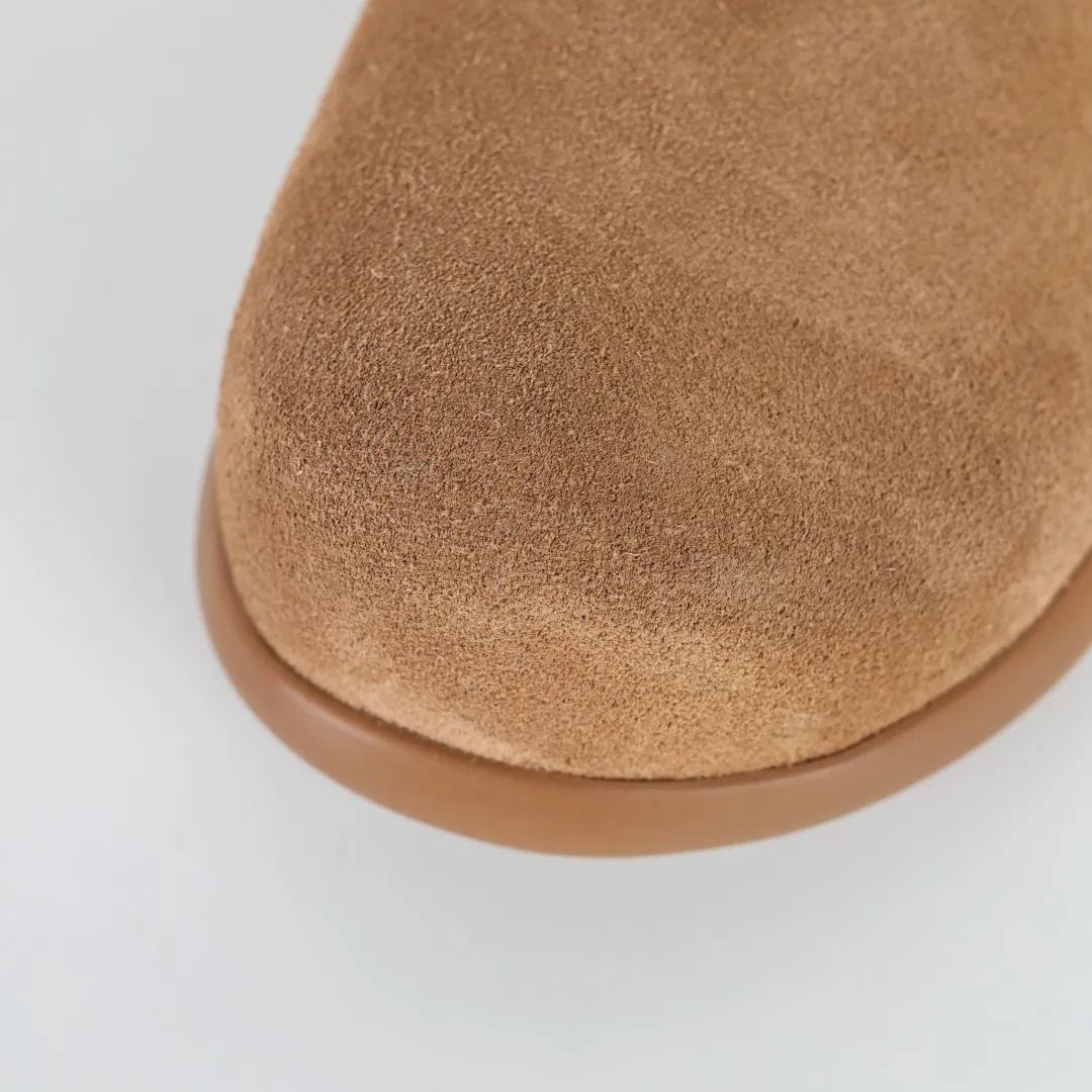 Pick up locally💰560 Core recommendation Good price Independently developed original outsole and cashmere insole to keep you warm in winter and suitable for home use. In the new year, uug launched a style series, which is partially geared towards the preferences of young consumers and has also moved to the forefront of fashion trends. Shoe body material Water-repellent coated suede upper 17 mm UGGPURE™ implanted wool insole Lightweight non-slip comfortable rubber outsole With brand LOGO trademark Comes with a full set of packaging Size: 35 36 37 38 39 40 41 42 43 44